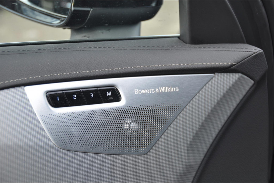 Volvo XC90 T8 455PK Long range Recharge AWD Ultimate Bright Google infotaiment/ Adaptieve cruise control/ Bowers en Wilkins/ Panoramadak/ Luchtvering/ 22” velgen/ BLIS/ Trekhaak/ Stoel en stuurwielverwarming/ Parkeersensoren met 360 Camera/ Elektrische stoelen met geheugen/ Apple carplay/ Keyless entry/ Head up display