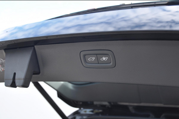 Volvo XC90 T8 455PK Long range Recharge AWD Ultimate Bright Google infotaiment/ Adaptieve cruise control/ Bowers en Wilkins/ Panoramadak/ Luchtvering/ 22” velgen/ BLIS/ Trekhaak/ Stoel en stuurwielverwarming/ Parkeersensoren met 360 Camera/ Elektrische stoelen met geheugen/ Apple carplay/ Keyless entry/ Head up display