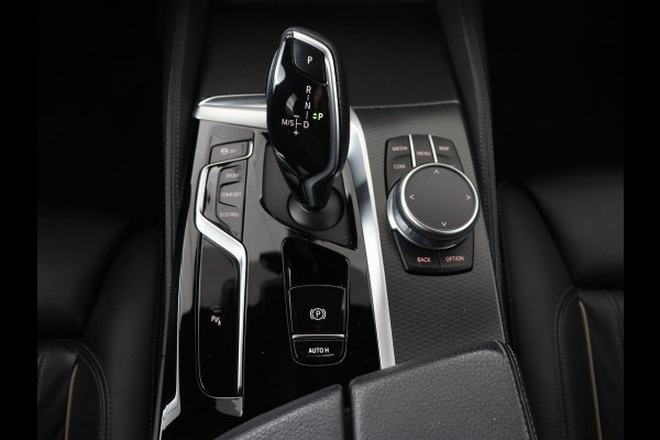 BMW 5 Serie 520i M Sport | Leder | Stoelverwarming | Carplay | 19'' | Sportstoelen | Live Cockpit | Navigatie | Parkeerhulp | Adaptief LED | Memory | Keyless start