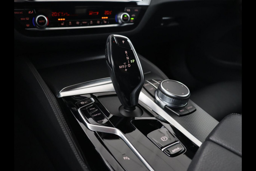 BMW 5 Serie 520i M Sport | Leder | Stoelverwarming | Carplay | 19'' | Sportstoelen | Live Cockpit | Navigatie | Parkeerhulp | Adaptief LED | Memory | Keyless start