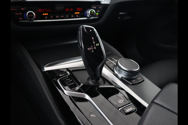 BMW 5 Serie 520i M Sport | Leder | Stoelverwarming | Carplay | 19'' | Sportstoelen | Live Cockpit | Navigatie | Parkeerhulp | Adaptief LED | Memory | Keyless start