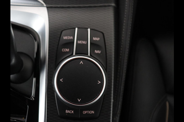 BMW 5 Serie 520i M Sport | Leder | Stoelverwarming | Carplay | 19'' | Sportstoelen | Live Cockpit | Navigatie | Parkeerhulp | Adaptief LED | Memory | Keyless start