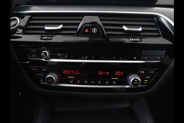 BMW 5 Serie 520i M Sport | Leder | Stoelverwarming | Carplay | 19'' | Sportstoelen | Live Cockpit | Navigatie | Parkeerhulp | Adaptief LED | Memory | Keyless start