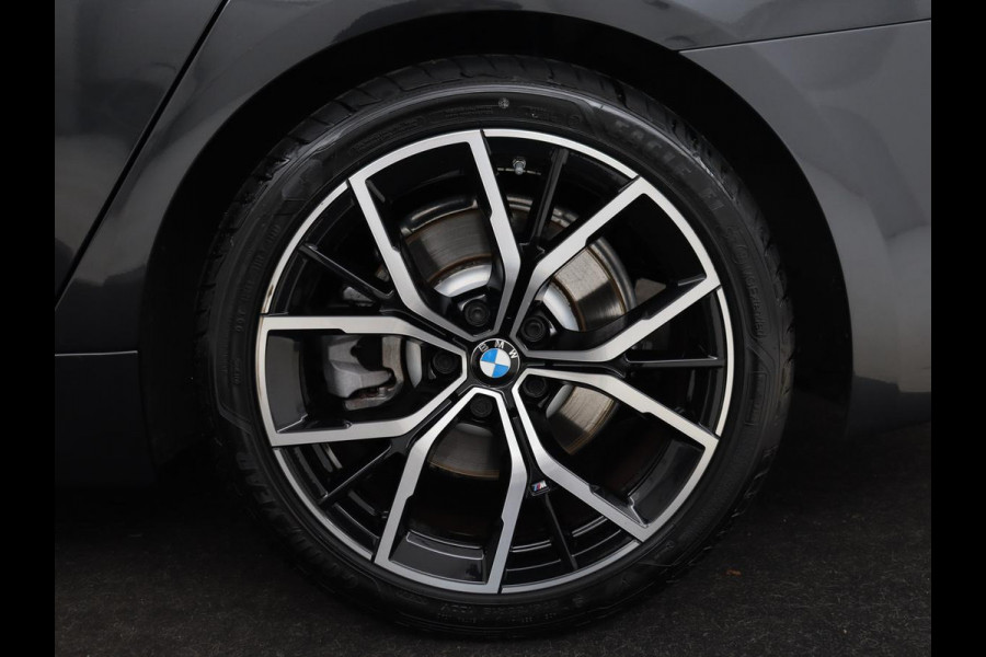 BMW 5 Serie 520i M Sport | Leder | Stoelverwarming | Carplay | 19'' | Sportstoelen | Live Cockpit | Navigatie | Parkeerhulp | Adaptief LED | Memory | Keyless start