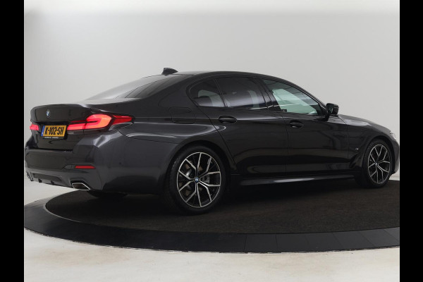 BMW 5 Serie 520i M Sport | Leder | Stoelverwarming | Carplay | 19'' | Sportstoelen | Live Cockpit | Navigatie | Parkeerhulp | Adaptief LED | Memory | Keyless start