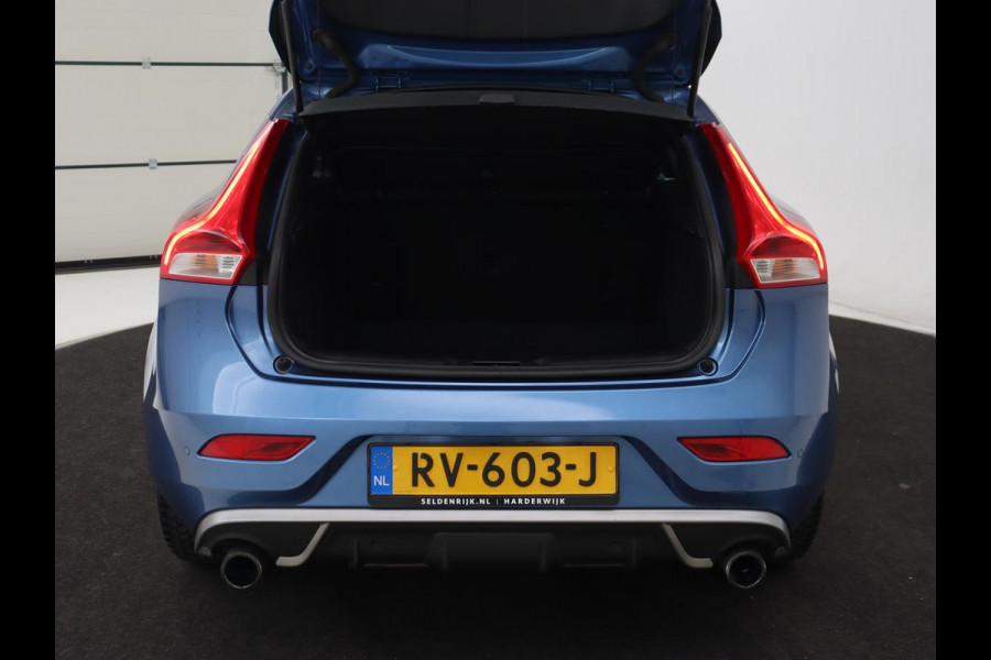 Volvo V40 2.0 T4 Sport | Stoelverwarming | Camera | Leder/Alcantara | Park Assist | Full LED | Navigatie | Climate control | Cruise control