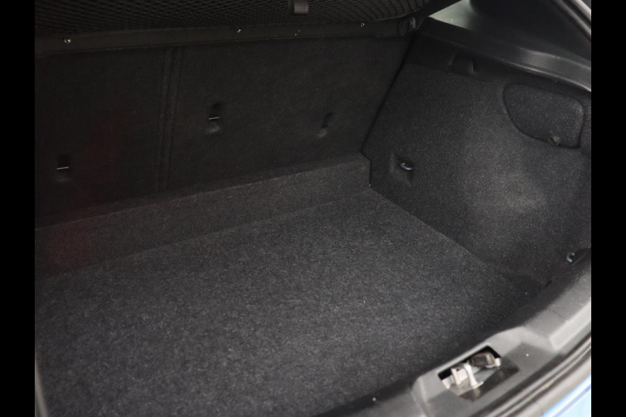 Volvo V40 2.0 T4 Sport | Stoelverwarming | Camera | Leder/Alcantara | Park Assist | Full LED | Navigatie | Climate control | Cruise control