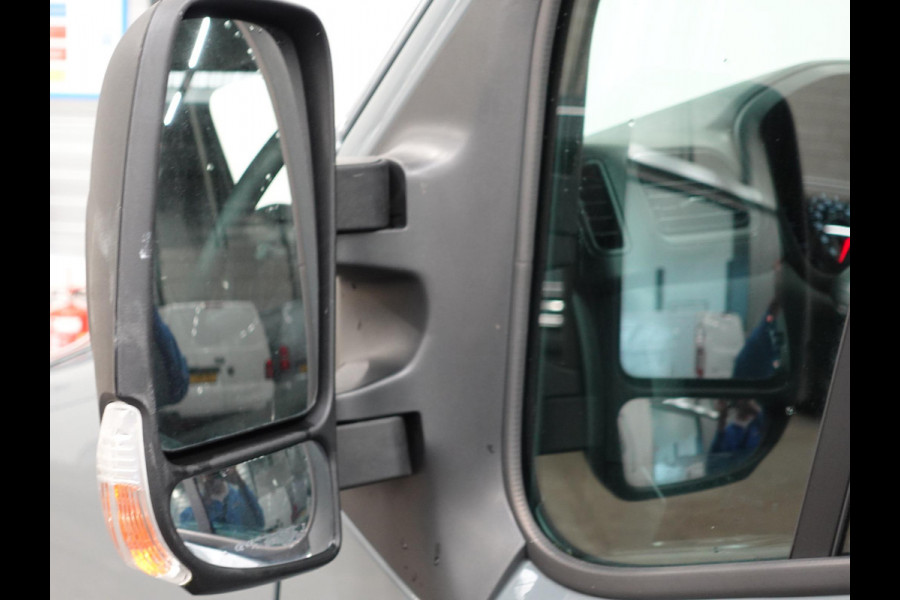 Renault Master T33 2.3 dCi 135PK L2H2 Work Edition Airco Cruise Control Camera Navi Parkeersensoren Trekhaak