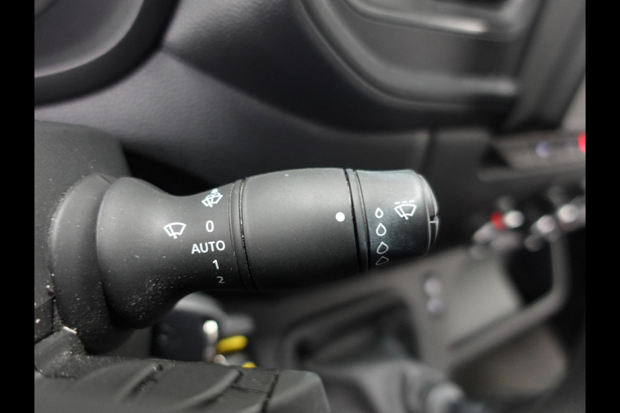 Renault Master T33 2.3 dCi 135PK L2H2 Work Edition Airco Cruise Control Camera Navi Parkeersensoren Trekhaak