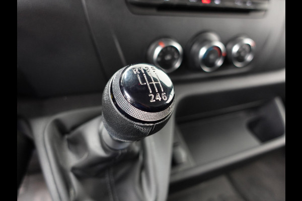 Renault Master T33 2.3 dCi 135PK L2H2 Work Edition Airco Cruise Control Camera Navi Parkeersensoren Trekhaak