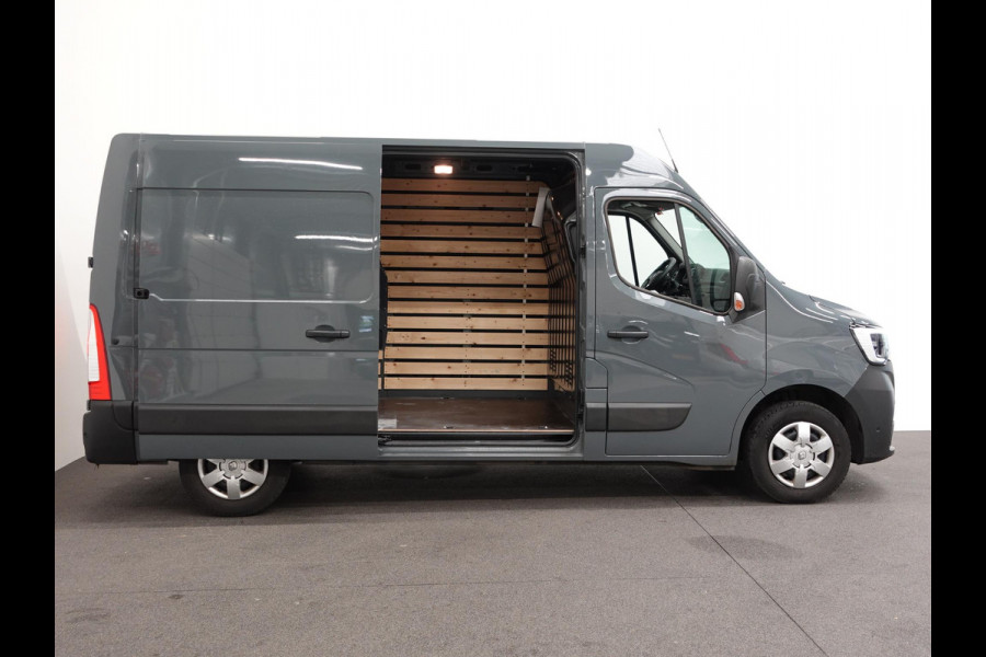 Renault Master T33 2.3 dCi 135PK L2H2 Work Edition Airco Cruise Control Camera Navi Parkeersensoren Trekhaak