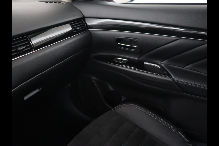 Mitsubishi Outlander 2.4 PHEV Intense | Trekhaak | Stoelverwarming | Leder/Alcantara | Camera | Carplay | Navigatie | Full LED | Cruise control | Plug In