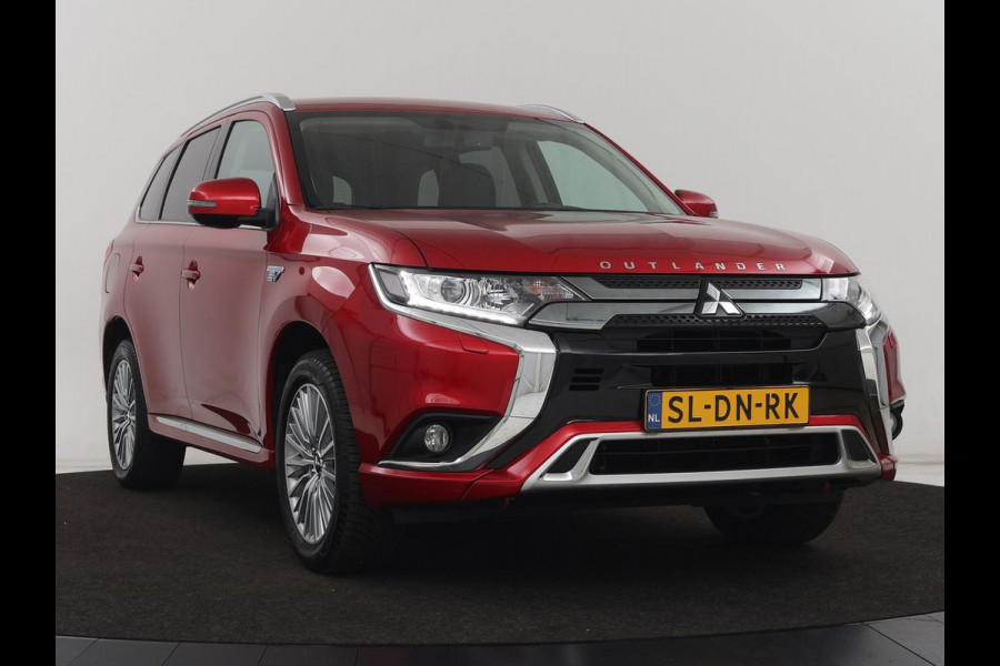 Mitsubishi Outlander 2.4 PHEV Intense | Trekhaak | Stoelverwarming | Leder/Alcantara | Camera | Carplay | Navigatie | Full LED | Cruise control | Plug In