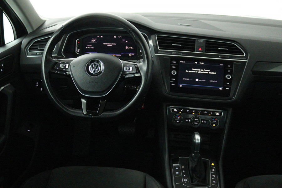Volkswagen Tiguan 1.5 TSI ACT Highline (PANORAMADAK, DIGITALE COCKPIT, ACHTERUITRIJCAMERA, STOELVERWARMING, ADAPTIEF CRUISE)