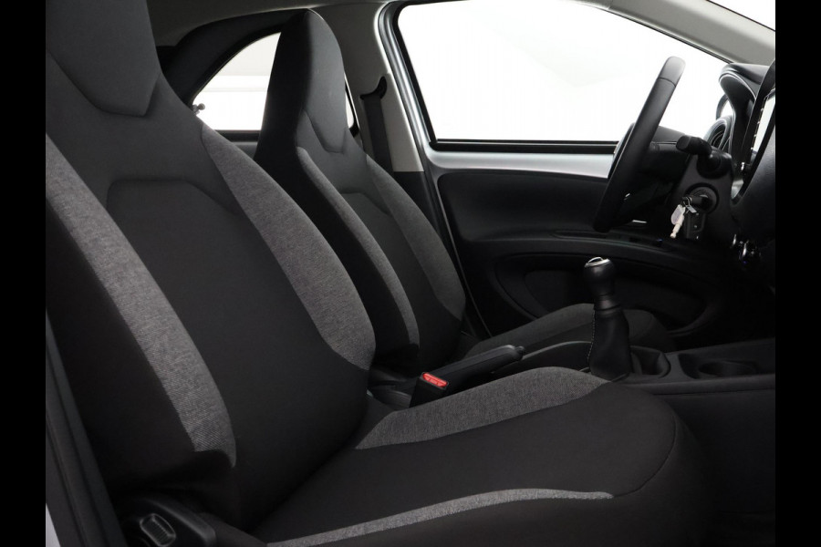 Toyota Aygo X 1.0 VVT-i MT First | Stoelverwarming | Apple Carplay & AndroidAUTO | Climate Control |