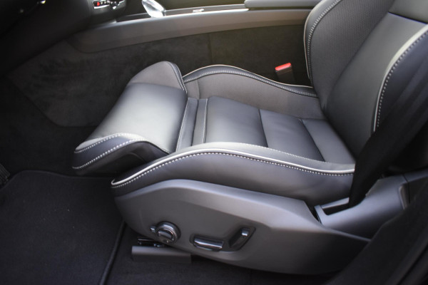 Volvo XC60 T6 350PK Plug-in Hybrid AWD Plus Black Edition / 360 Camera / Panorama Dak / Lederen Bekleding / Elektrische Stoelen met geheugenfunctie / Stuurverwarming / Stoelverwarming v+a / harman/kardon
