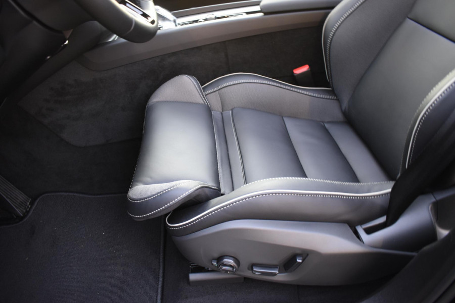 Volvo XC60 T6 350PK Plug-in Hybrid AWD Plus Black Edition / 360 Camera / Panorama Dak / Lederen Bekleding / Elektrische Stoelen met geheugenfunctie / Stuurverwarming / Stoelverwarming v+a / harman/kardon