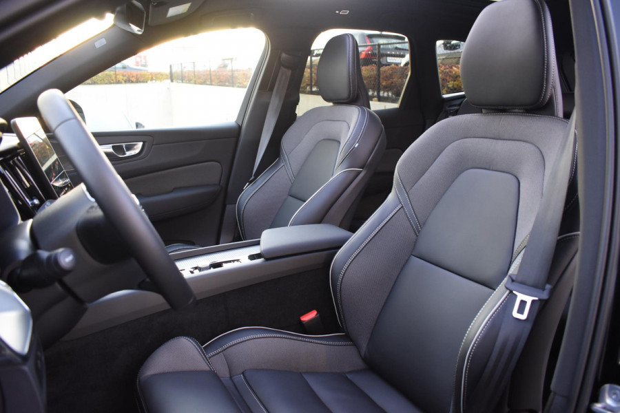 Volvo XC60 T6 350PK Plug-in Hybrid AWD Plus Black Edition / 360 Camera / Panorama Dak / Lederen Bekleding / Elektrische Stoelen met geheugenfunctie / Stuurverwarming / Stoelverwarming v+a / harman/kardon
