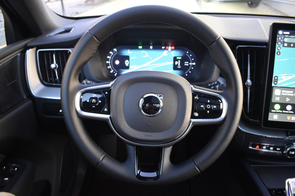 Volvo XC60 T6 350PK Plug-in Hybrid AWD Plus Black Edition / 360 Camera / Panorama Dak / Lederen Bekleding / Elektrische Stoelen met geheugenfunctie / Stuurverwarming / Stoelverwarming v+a / harman/kardon