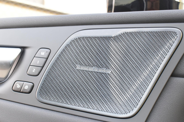 Volvo XC60 T6 350PK Plug-in Hybrid AWD Plus Black Edition / 360 Camera / Panorama Dak / Lederen Bekleding / Elektrische Stoelen met geheugenfunctie / Stuurverwarming / Stoelverwarming v+a / harman/kardon