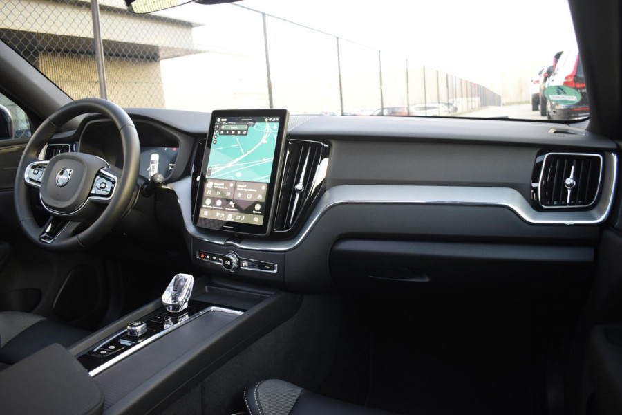 Volvo XC60 T6 350PK Plug-in Hybrid AWD Plus Black Edition / 360 Camera / Panorama Dak / Lederen Bekleding / Elektrische Stoelen met geheugenfunctie / Stuurverwarming / Stoelverwarming v+a / harman/kardon