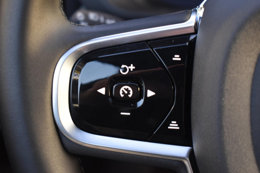 Volvo XC60 T6 350PK Plug-in Hybrid AWD Plus Black Edition / 360 Camera / Panorama Dak / Lederen Bekleding / Elektrische Stoelen met geheugenfunctie / Stuurverwarming / Stoelverwarming v+a / harman/kardon