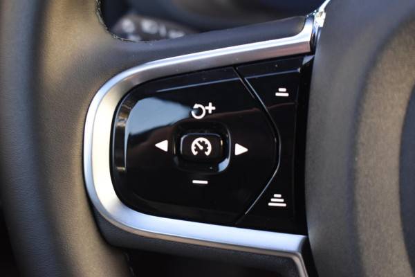 Volvo XC60 T6 350PK Plug-in Hybrid AWD Plus Black Edition / 360 Camera / Panorama Dak / Lederen Bekleding / Elektrische Stoelen met geheugenfunctie / Stuurverwarming / Stoelverwarming v+a / harman/kardon