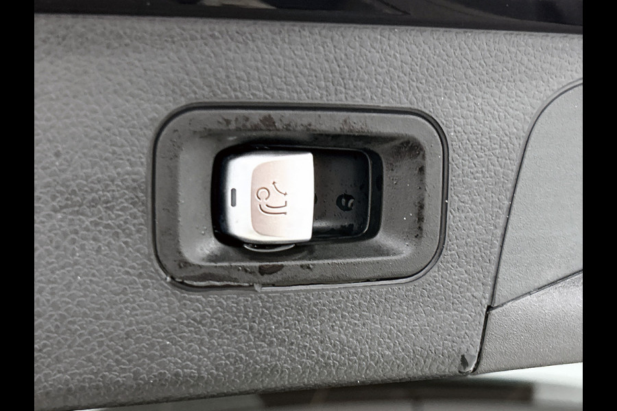 Mercedes-Benz GLC 300 e 4MATIC Business Solution AMG Trekhaak | AMG Line | Ledkoplampen | Easy-Pack Achterklep | Achteruitrijcamera | Keyless-Go. Inclusief 24 maanden Mercedes-Benz Certified garantie voor Europa.