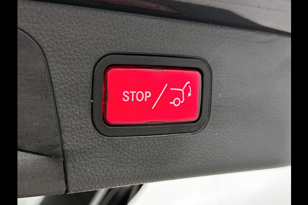 Mercedes-Benz GLC 300 e 4MATIC Business Solution AMG Trekhaak | AMG Line | Ledkoplampen | Easy-Pack Achterklep | Achteruitrijcamera | Keyless-Go. Inclusief 24 maanden Mercedes-Benz Certified garantie voor Europa.