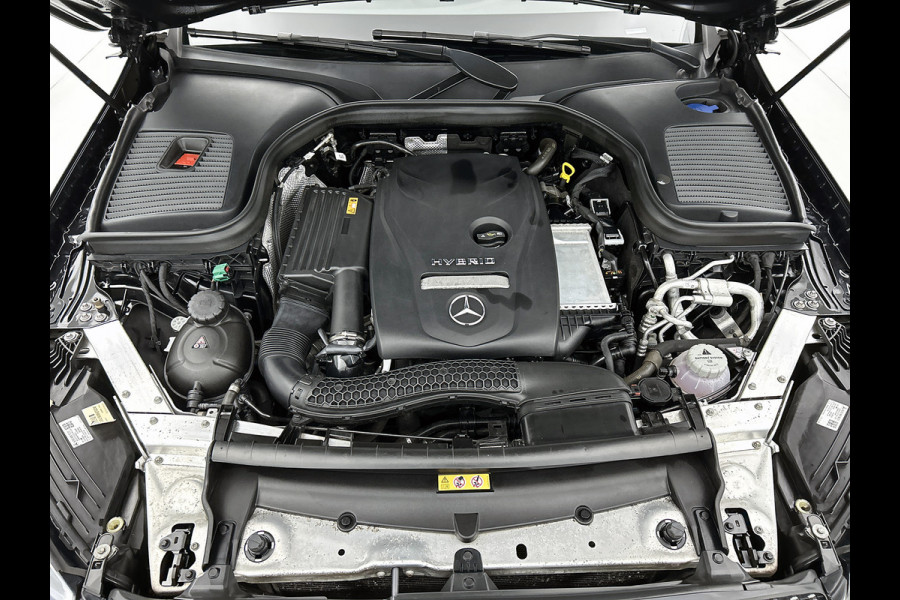 Mercedes-Benz GLC 300 e 4MATIC Business Solution AMG Trekhaak | AMG Line | Ledkoplampen | Easy-Pack Achterklep | Achteruitrijcamera | Keyless-Go. Inclusief 24 maanden Mercedes-Benz Certified garantie voor Europa.