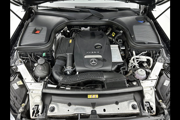 Mercedes-Benz GLC 300 e 4MATIC Business Solution AMG Trekhaak | AMG Line | Ledkoplampen | Easy-Pack Achterklep | Achteruitrijcamera | Keyless-Go. Inclusief 24 maanden Mercedes-Benz Certified garantie voor Europa.