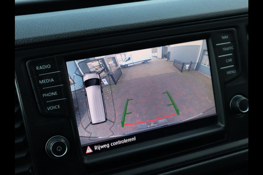 Volkswagen Crafter 30 2.0 TDI 141pk Euro 6 Automaat L2H1 - Navi - 3t KG Trekhaak - Cruise