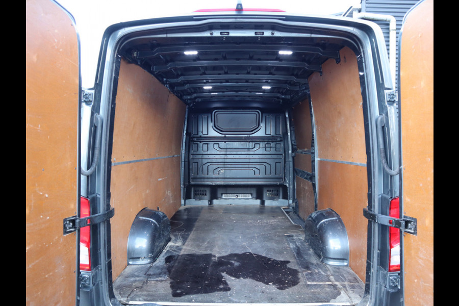 Volkswagen Crafter 30 2.0 TDI 141pk Euro 6 Automaat L2H1 - Navi - 3t KG Trekhaak - Cruise