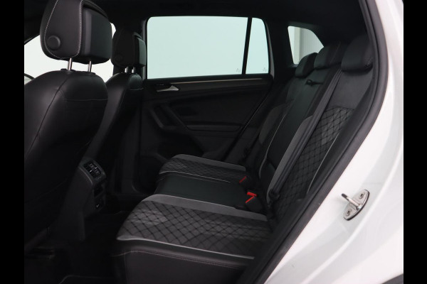 Volkswagen Tiguan 1.4 eHybrid R Line | Panoramadak | Trekhaak | Stoelverwarming | Camera | 20'' | Park Assist | Carplay | Matrix LED | Stuurverwarming | Adaptive cruise | Navigatie | PHEV | Plug In
