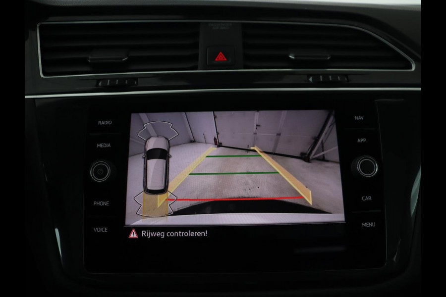 Volkswagen Tiguan 1.4 eHybrid R Line | Panoramadak | Trekhaak | Stoelverwarming | Camera | 20'' | Park Assist | Carplay | Matrix LED | Stuurverwarming | Adaptive cruise | Navigatie | PHEV | Plug In