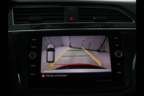 Volkswagen Tiguan 1.4 eHybrid R Line | Panoramadak | Trekhaak | Stoelverwarming | Camera | 20'' | Park Assist | Carplay | Matrix LED | Stuurverwarming | Adaptive cruise | Navigatie | PHEV | Plug In