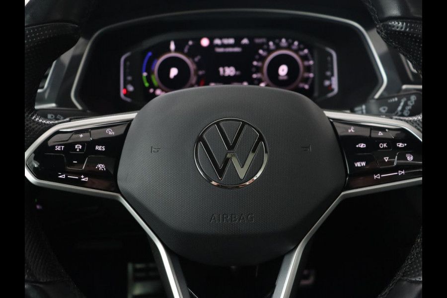 Volkswagen Tiguan 1.4 eHybrid R Line | Panoramadak | Trekhaak | Stoelverwarming | Camera | 20'' | Park Assist | Carplay | Matrix LED | Stuurverwarming | Adaptive cruise | Navigatie | PHEV | Plug In