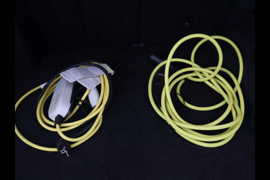 Volkswagen Tiguan 1.4 eHybrid R Line | Panoramadak | Trekhaak | Stoelverwarming | Camera | 20'' | Park Assist | Carplay | Matrix LED | Stuurverwarming | Adaptive cruise | Navigatie | PHEV | Plug In