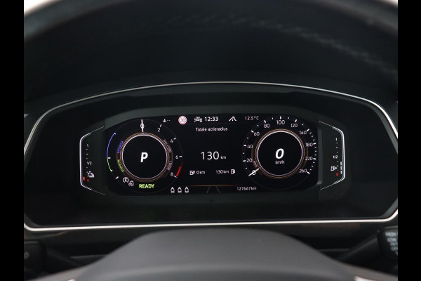 Volkswagen Tiguan 1.4 eHybrid R Line | Panoramadak | Trekhaak | Stoelverwarming | Camera | 20'' | Park Assist | Carplay | Matrix LED | Stuurverwarming | Adaptive cruise | Navigatie | PHEV | Plug In