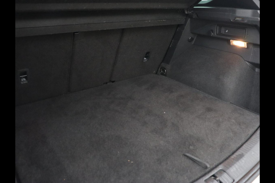 Volkswagen Tiguan 1.4 eHybrid R Line | Panoramadak | Trekhaak | Stoelverwarming | Camera | 20'' | Park Assist | Carplay | Matrix LED | Stuurverwarming | Adaptive cruise | Navigatie | PHEV | Plug In