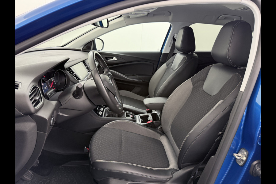Opel Grandland X T131pk Navi Trekhaak Executive Dual-Ecc Apple Carplay Android PDC-a+v Park-Assist Distr.-Riem bij 61.000km vervangen Chroompakket Priv.Glass Volledig dealer onderhouden, laatste beurt bij 61.000km 1400kg trekvermogen.  EURO6