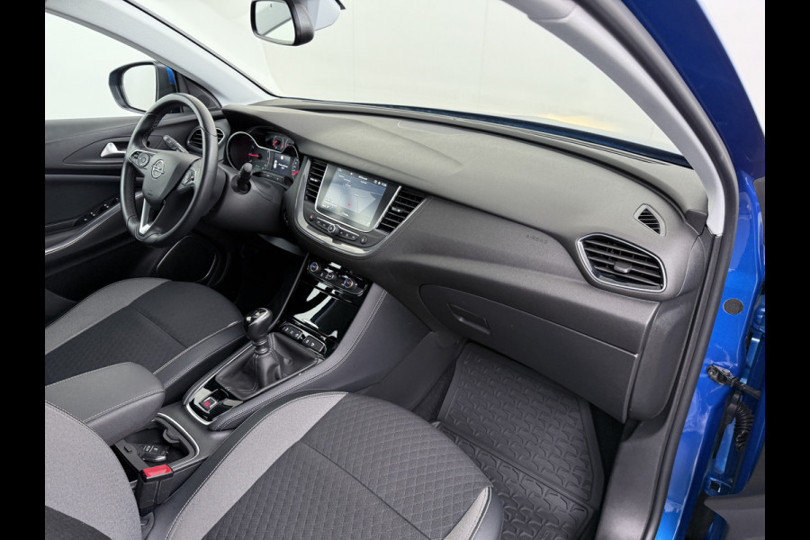Opel Grandland X T131pk Navi Trekhaak Executive Dual-Ecc Apple Carplay Android PDC-a+v Park-Assist Distr.-Riem bij 61.000km vervangen Chroompakket Priv.Glass Volledig dealer onderhouden, laatste beurt bij 61.000km 1400kg trekvermogen.  EURO6