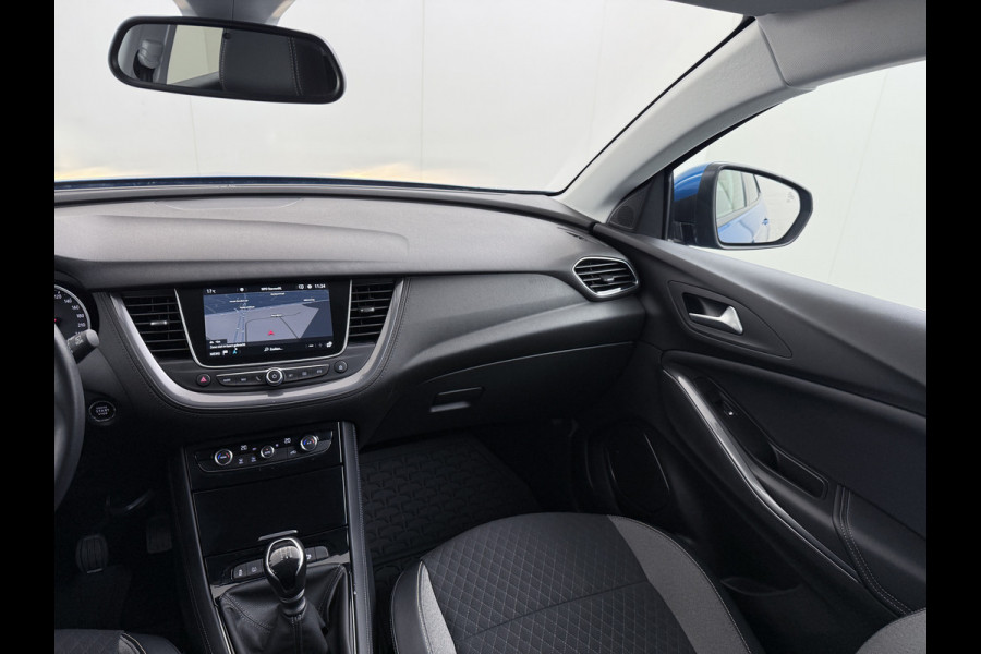 Opel Grandland X T131pk Navi Trekhaak Executive Dual-Ecc Apple Carplay Android PDC-a+v Park-Assist Distr.-Riem bij 61.000km vervangen Chroompakket Priv.Glass Volledig dealer onderhouden, laatste beurt bij 61.000km 1400kg trekvermogen.  EURO6