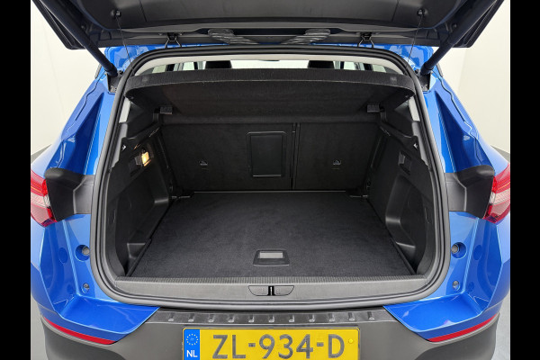 Opel Grandland X T131pk Navi Trekhaak Executive Dual-Ecc Apple Carplay Android PDC-a+v Park-Assist Distr.-Riem bij 61.000km vervangen Chroompakket Priv.Glass Volledig dealer onderhouden, laatste beurt bij 61.000km 1400kg trekvermogen.  EURO6