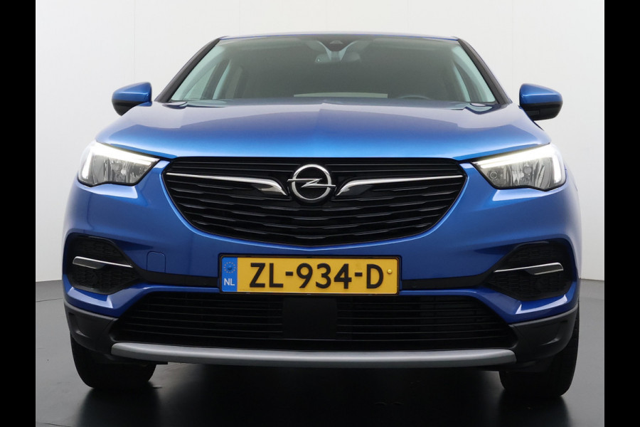 Opel Grandland X T131pk Navi Trekhaak Executive Dual-Ecc Apple Carplay Android PDC-a+v Park-Assist Distr.-Riem bij 61.000km vervangen Chroompakket Priv.Glass Volledig dealer onderhouden, laatste beurt bij 61.000km 1400kg trekvermogen.  EURO6
