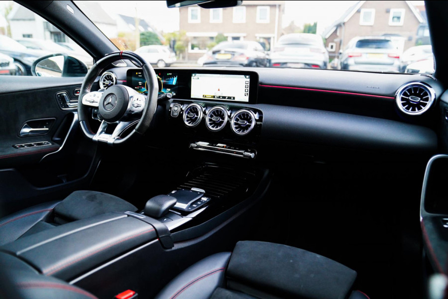 Mercedes-Benz A-Klasse AMG 45 4MATIC+ Premium Plus | Panorama | Sterrenhemel | Sport uitlaat | Burmester | Luxe leder/Alcantara |