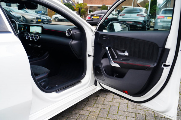 Mercedes-Benz A-Klasse AMG 45 4MATIC+ Premium Plus | Panorama | Sterrenhemel | Sport uitlaat | Burmester | Luxe leder/Alcantara |