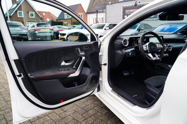 Mercedes-Benz A-Klasse AMG 45 4MATIC+ Premium Plus | Panorama | Sterrenhemel | Sport uitlaat | Burmester | Luxe leder/Alcantara |