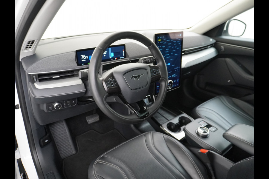 Ford Mustang Mach-E Extended RWD 98kWh SOH 94% 301pk Leer Trekhaak Pano-Dak Adaptive Cruise Lane Centering/change Assist Stop&Go Apple Carpla Elektr.verst.Stoelen+Verwarmd Dual-ECC Fully Active Park Assist Elektr.Achterklep BLISS Driver Alert Warning Keyless Origineel Nederlandse Auto € 63.000- nieuw, Batterijgarantie 8 jaar of 160.000km vanaf nieuw