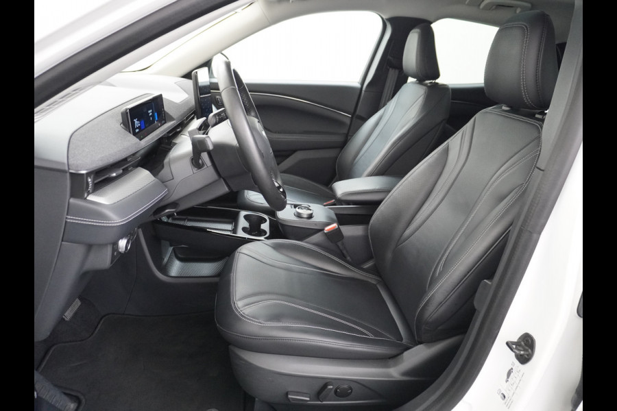 Ford Mustang Mach-E Extended RWD 98kWh SOH 94% 301pk Leer Trekhaak Pano-Dak Adaptive Cruise Lane Centering/change Assist Stop&Go Apple Carpla Elektr.verst.Stoelen+Verwarmd Dual-ECC Fully Active Park Assist Elektr.Achterklep BLISS Driver Alert Warning Keyless Origineel Nederlandse Auto € 63.000- nieuw, Batterijgarantie 8 jaar of 160.000km vanaf nieuw